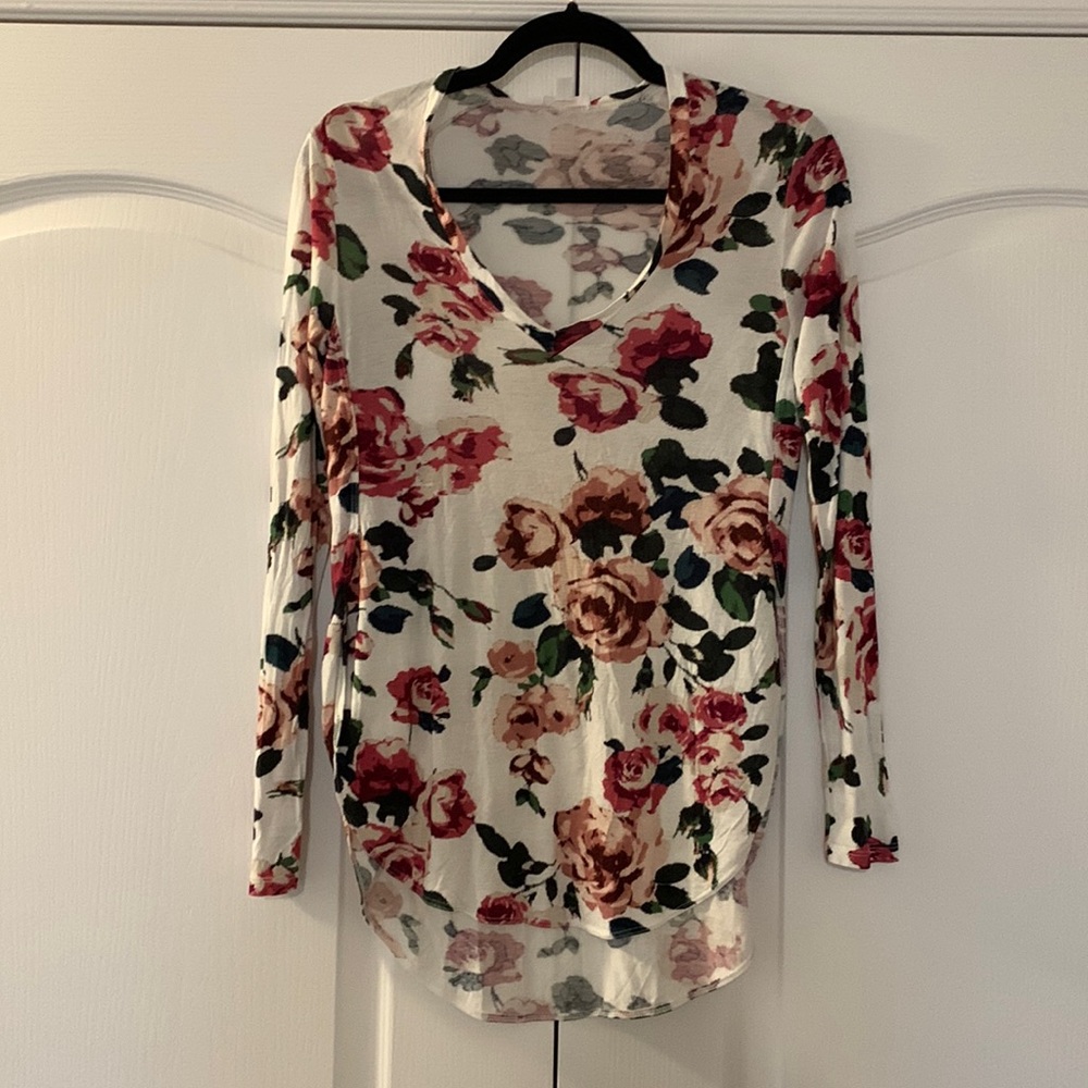 Wilfred Floral V-Neck Long Sleeve Tee in Cream with Pink & Green Roses